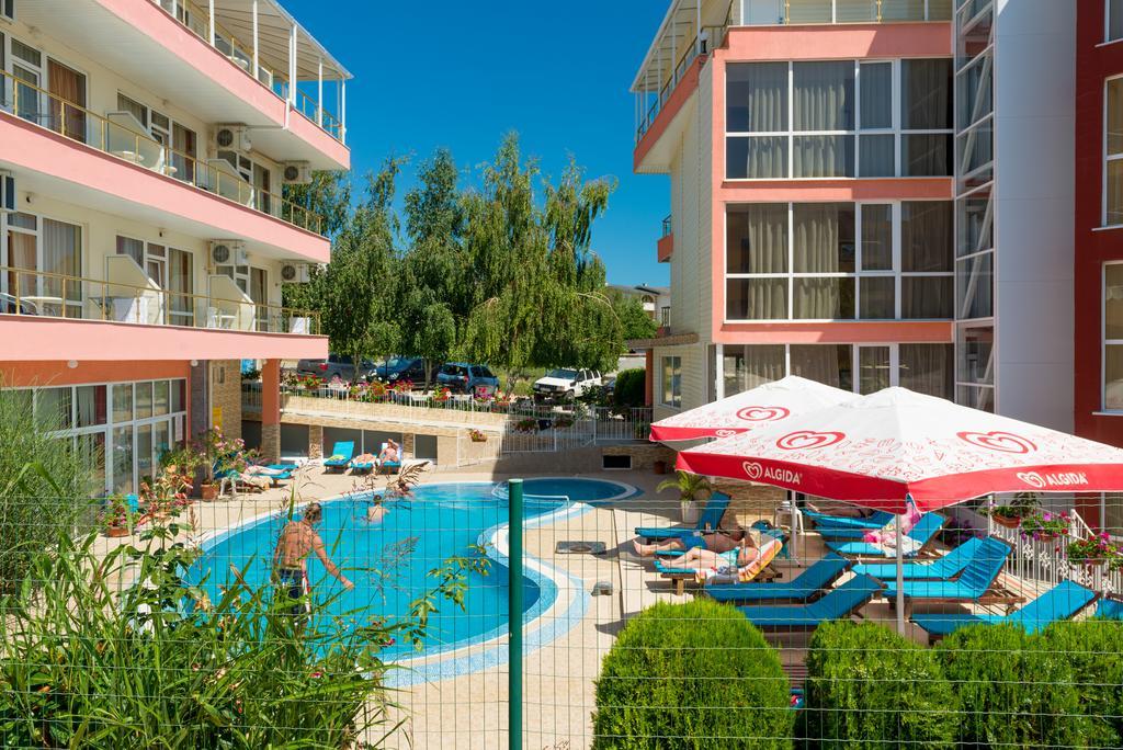 Iris Beach Hotel Sveti Vlas Buitenkant foto