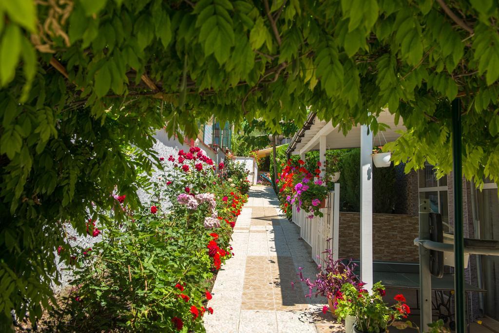 Iris Beach Hotel Sveti Vlas Buitenkant foto